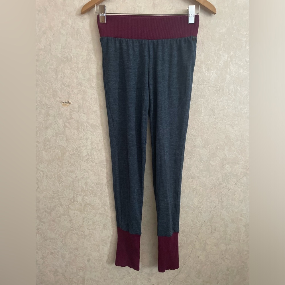 Under Armour women's small blue / purple athletic pants